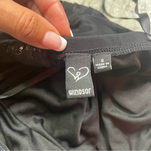 WINDSOR Y2K Elegant Black Strapless Dress with Bow Accents - Picture 2 of 6